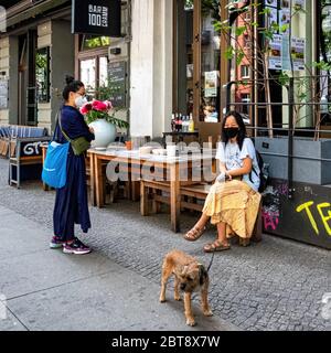 Gogogogogi coreano BBQ Restaurant.Woman indossare maschera di vendita take aways durante COVID-19 Pandemic, Mitte, Berlino Foto Stock