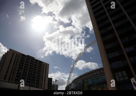 Sessantesimo giorno uno di Lockdown, a Londra. Il Wembley Arch è appena visibile dietro molti edifici. Oggi si sarebbe visto la finale della fa Cup degli Emirati disputarsi allo stadio di Wembley, ma a causa della pandemia di Coronavirus, è stata rinviata. Anche se vi è stata una parziale rimozione della chiusura, ci sono ancora molti negozi che devono rimanere chiusi, tra cui barbiere e parrucchiere saloni, ma più persone sembrano essere fuori e circa per le strade e in campagna. COVID-19 Coronavirus Lockdown, Wembley Stadium, Wembley, Londra, Regno Unito, il 23 maggio 2020 Foto Stock