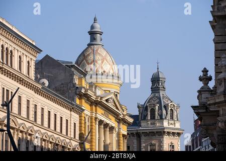 Cupole in Piazza Ferenciek nel cuore di Budapest. La cupola della Biblioteca Universitaria ELTE, in primo piano, sul retro, la cupola del Palazzo Ybl Foto Stock