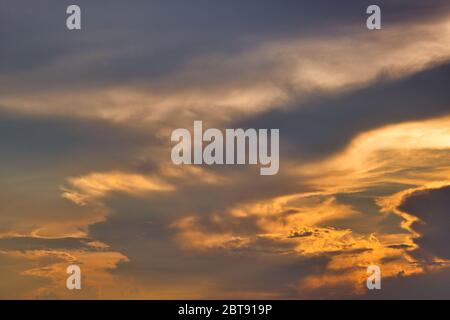 Questa foto unica mostra un cielo rosso acceso al tramonto con una struttura a nube. La foto è stata scattata in Thailandia a Hua Hin! Foto Stock
