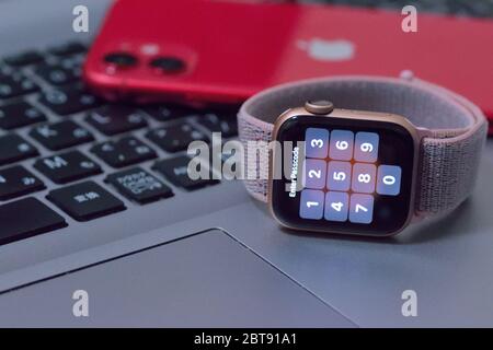 Apple Watch 5 con iPhone 11 in background sfocato. Ogni anno vengono seguiti eventi di successo nuovi orologi Apple e iPhone Foto Stock