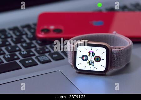 Apple Watch 5 con iPhone 11 in background sfocato. Ogni anno vengono seguiti eventi di successo nuovi orologi Apple e iPhone Foto Stock