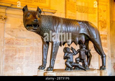 Statua in bronzo del lupo con Romulas e Remo nel Museo Capitolino di Roma Foto Stock