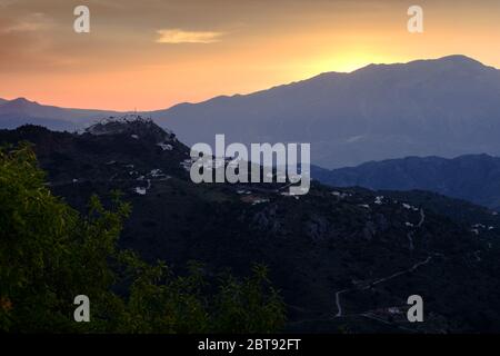 Alba su Maroma e il villaggio di Comares nella regione di Axarquia Andalucia, Costa del Sol, Spagna, Europa Foto Stock