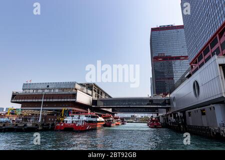 Sheung WAN, Hong Kong - 22 Febbraio 2020 : Hong Kong - Macau Ferry Terminal a Victoria Habour. I lavori di artigianato ad alta velocità sono ormeggiato al molo. Tutti i marinai Foto Stock