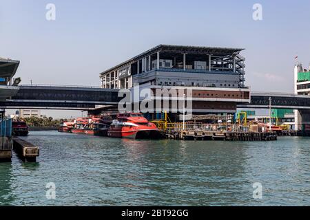 Sheung WAN, Hong Kong - 22 Febbraio 2020 : Hong Kong - Macau Ferry Terminal a Victoria Habour. I lavori di artigianato ad alta velocità sono ormeggiato al molo. Tutti i marinai Foto Stock