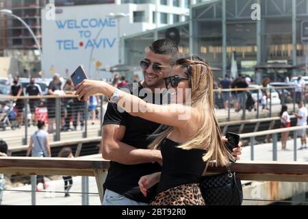 Tel Aviv, Israele. 23 maggio 2020. Gli israeliani si rilassano al porto di Tel Aviv a Tel Aviv come restrizioni in mezzo alla pandemia COVID-19 facilità nel paese, 23 maggio 2020. Il numero di recuperi da coronavirus in Israele è salito a 14,090, con 366 nuovi recuperi da Giovedi sera, il Ministero della Salute dello Stato ha detto il Sabato. Secondo il ministero, da giovedì non sono stati registrati casi di morte di coronavirus in Israele. (Gideon Markowicz/JINI via Xinhua) Credit: Xinhua/Alamy Live News Foto Stock