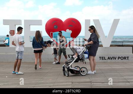 Tel Aviv, Israele. 23 maggio 2020. Gli israeliani si rilassano al porto di Tel Aviv a Tel Aviv come restrizioni in mezzo alla pandemia COVID-19 facilità nel paese, 23 maggio 2020. Il numero di recuperi da coronavirus in Israele è salito a 14,090, con 366 nuovi recuperi da Giovedi sera, il Ministero della Salute dello Stato ha detto il Sabato. Secondo il ministero, da giovedì non sono stati registrati casi di morte di coronavirus in Israele. (Gideon Markowicz/JINI via Xinhua) Credit: Xinhua/Alamy Live News Foto Stock