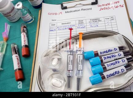 Tocilizumab e farmaci eparinici per pazienti con covid-19 con dimero-D elevato nel sangue, immagine concettuale, contenitori di farmaci generici senza marchio e ipotio Foto Stock