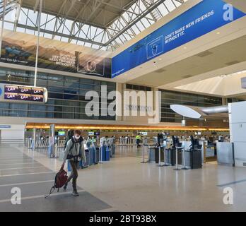 Culver City, Stati Uniti. 24 maggio 2020. Il terminal internazionale di Tom Bradley è vuoto, poiché l'epidemia di coronavirus ha portato il traffico passeggeri a LAX a una fermata a Los Angeles sabato 23 maggio 2020. Il numero di persone che viaggiano in aereo è sceso di circa il 96% in mezzo alla pandemia del coronavirus, secondo diversi parametri. Foto di Jim Ruymen/UPI Credit: UPI/Alamy Live News Foto Stock