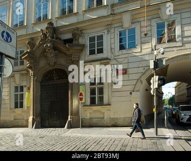 Praga, Repubblica Ceca, uomo a piedi in via Karlova vicino Ponte Carlo nella Città Vecchia - indossare maschera viso a causa di pandemia coronavirus. Maggio 2020 Foto Stock