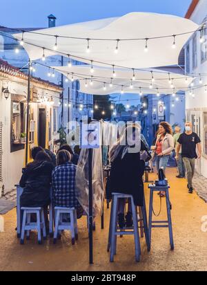 Cascais, Portogallo - 23 maggio 2020: Persone che godono di cibo e bevande su un patio pubblico ristorante che pratica la distanza sociale durante una fase di deescalation di Coronavirus in Portogallo Credit: Alexandre Rotenberg/Alamy Live News Foto Stock