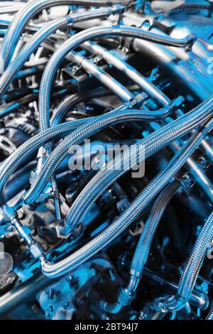 Compressore a turbina a gas per la generazione di energia sulla piattaforma offshore del settore centrale del petrolio e del gas. In un colore blu monocromatico Foto Stock