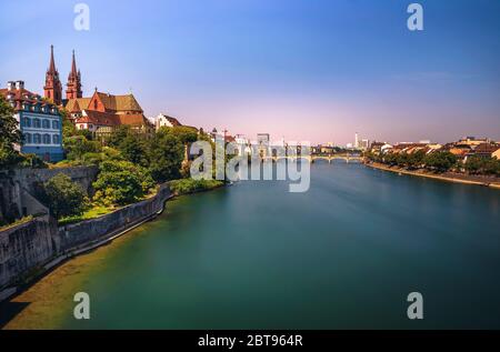 Città vecchia di Basilea, la cattedrale di Munster e il fiume Reno in Svizzera Foto Stock