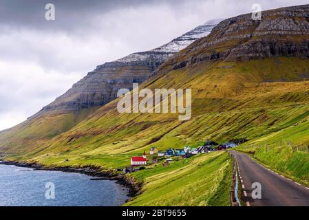 Villaggio di Husar situato sull'isola di Kalsoy nelle isole Faroe Foto Stock