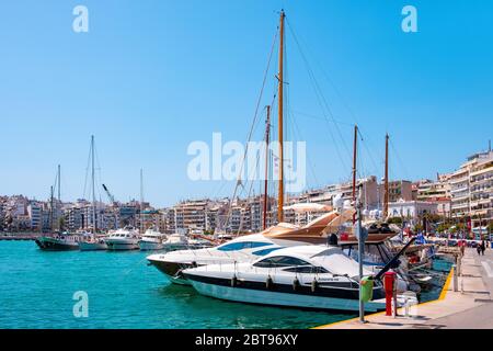 Atene, Attica / Grecia - 2018/04/01: Vista panoramica del porto turistico del Pireo nel Golfo Saronico del Mar Egeo in un'ampia area metropolitana di Atene Foto Stock