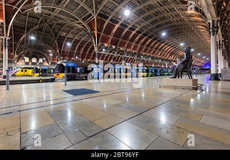 Stazione di Londra Paddington, treni Heathrow express, statua di Brunel e il treno di misura Network Rail sotto il tetto della stazione Foto Stock