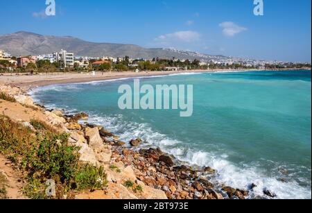 Atene, Attica / Grecia - 2018/04/01: Vista panoramica del porto turistico del Pireo con Votsalakia e la spiaggia della Riviera nel Golfo Saronico di Aege Foto Stock