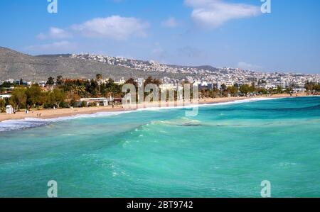 Atene, Attica / Grecia - 2018/04/01: Vista panoramica del porto turistico del Pireo con Votsalakia e la spiaggia della Riviera nel Golfo Saronico di Aege Foto Stock