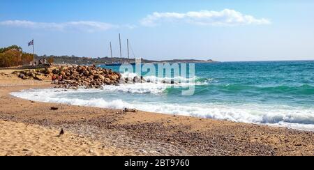 Atene, Attica / Grecia - 2018/04/01: Vista panoramica del porto turistico del Pireo con Votsalakia e la spiaggia della Riviera nel Golfo Saronico di Aege Foto Stock