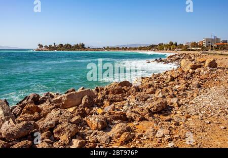 Atene, Attica / Grecia - 2018/04/01: Vista panoramica del porto turistico del Pireo con Votsalakia e la spiaggia della Riviera nel Golfo Saronico di Aege Foto Stock