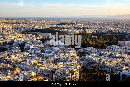 Atene, Attica / Grecia - 2018/04/02: Vista panoramica tramonto di Atene con lo Stadio Panathenaic, e Pireo al Golfo Saronico del Mar Egeo in backgroun Foto Stock