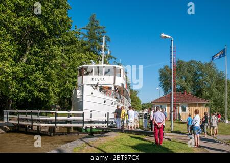 M/S Diana crusca il canale di Göta in una giornata estiva di sole nella storica piccola città di Söderköping, Svezia. La nave fu costruita nel 1931. Foto Stock