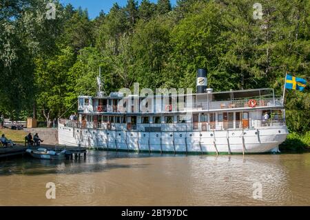 M/S Diana crusca il canale di Göta in una giornata estiva di sole nella storica piccola città di Söderköping, Svezia. La nave fu costruita nel 1931. Foto Stock