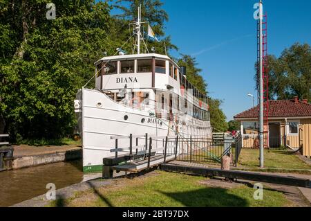 M/S Diana crusca il canale di Göta in una giornata estiva di sole nella storica piccola città di Söderköping, Svezia. La nave fu costruita nel 1931. Foto Stock