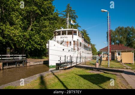 M/S Diana crusca il canale di Göta in una giornata estiva di sole nella storica piccola città di Söderköping, Svezia. La nave fu costruita nel 1931. Foto Stock