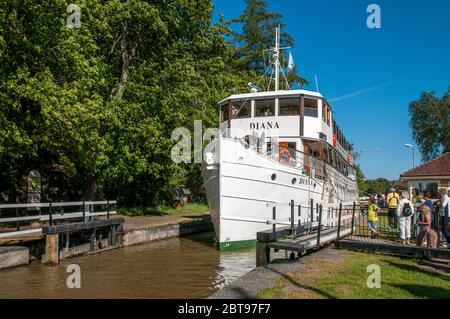 M/S Diana crusca il canale di Göta in una giornata estiva di sole nella storica piccola città di Söderköping, Svezia. La nave fu costruita nel 1931. Foto Stock