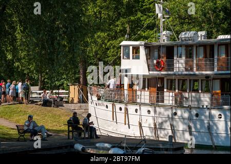 M/S Diana crusca il canale di Göta in una giornata estiva di sole nella storica piccola città di Söderköping, Svezia. La nave fu costruita nel 1931. Foto Stock