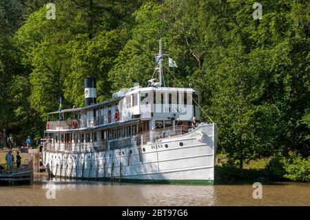 M/S Diana crusca il canale di Göta in una giornata estiva di sole nella storica piccola città di Söderköping, Svezia. La nave fu costruita nel 1931. Foto Stock