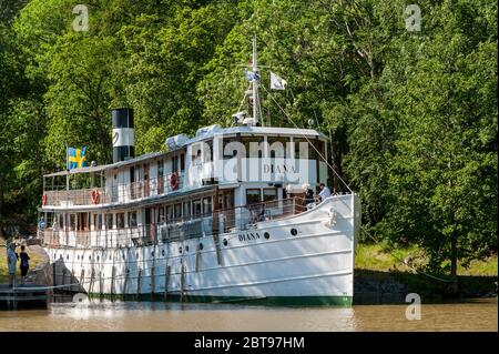 M/S Diana crusca il canale di Göta in una giornata estiva di sole nella storica piccola città di Söderköping, Svezia. La nave fu costruita nel 1931. Foto Stock