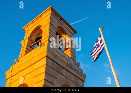 Atene, Attica / Grecia - 2018/04/02: Vista al tramonto del campanile della cappella di San Giorgio sulla cima del Monte Licabetto, collina di Licabetto, nella storica Kolonaki Foto Stock