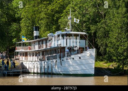 M/S Diana crusca il canale di Göta in una giornata estiva di sole nella storica piccola città di Söderköping, Svezia. La nave fu costruita nel 1931. Foto Stock