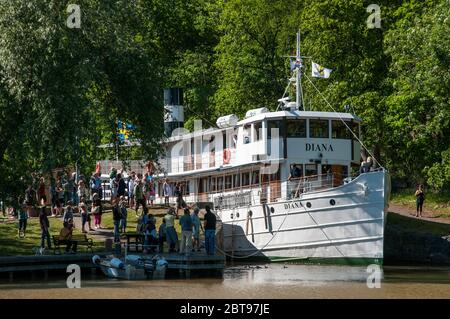 M/S Diana crusca il canale di Göta in una giornata estiva di sole nella storica piccola città di Söderköping, Svezia. La nave fu costruita nel 1931. Foto Stock