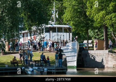 M/S Diana crusca il canale di Göta in una giornata estiva di sole nella storica piccola città di Söderköping, Svezia. La nave fu costruita nel 1931. Foto Stock