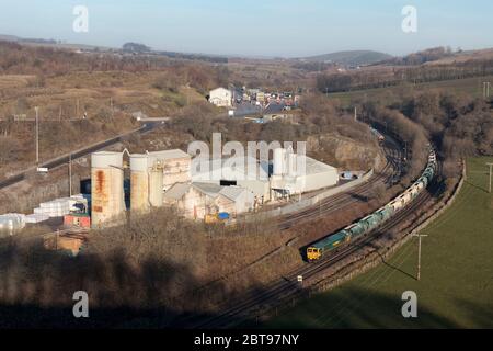 Locomotiva Freightliner classe 66 66610 in arrivo a Tunstead Quarry, Derbyshire, con un treno di carri aggregati vuoti per il carico Foto Stock