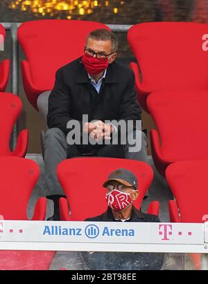 Monaco, Germania. 23 maggio 2020. Primo, calcio: 23.05.2020 1.Bundesliga, stagione 19/20 2019/2020 27. incontro: FC BAYERN MUNCHEN - EINTRACHT FRANKFURT 5: 2 Muenchen, Germania, 23 maggio 2020, Muenchen, Germania, 23 maggio 2020, Ehrentribuene Franz BECKENBAUER (ex presidente della FCB, capitano d'onore della FCB) Jan-Christian Dreesen con il portavoce sul Tribune | Use Worldwide Credit: dpa/Alamy Live News Foto Stock