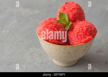 LA MIGLIORE RICETTA PER GELATO ALLA FRAGOLA Foto Stock