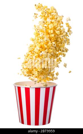 Pop corn volanti da secchio a strisce di carta isolato su sfondo nero Foto Stock