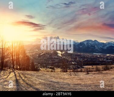 Splendida alba sulle montagne polacche e sulla città di Zakopane Foto Stock