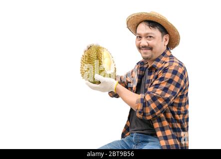 Felice contadino sta portando durian e sorridente isolato su sfondo bianco. Perché può essere venduto ad un prezzo molto buono nel mercato, Re di frutta un Foto Stock