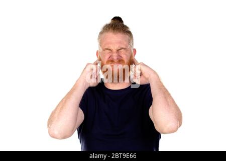 Uomo dai capelli rossi con barba lunga che ricopre le orecchie isolate su uno sfondo bianco Foto Stock