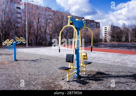Simulatori sportivi sul territorio della scuola in una zona residenziale di ​​Kramatorsk, Ucraina Foto Stock