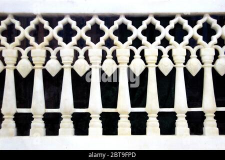 Primo piano di lavoro di griglia in cemento dipinto bianco a Junagarh Fort a Bikaner, Rajasthan, India, Asia Foto Stock