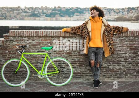 Happy elegante ragazzo millenario divertirsi all'aperto - giovane razza mista uomo trendy in città in un contesto urbano - generazione z e concetto di moda - Foto Stock