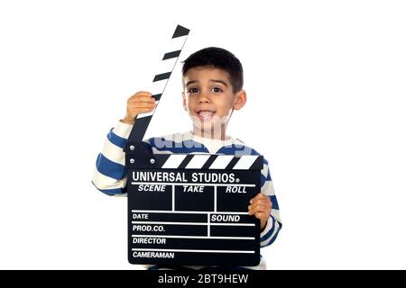 Adorabile bambino latino con una scacchiera isolata su sfondo bianco Foto Stock