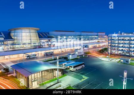 TOKYO, GIAPPONE - 1 SETTEMBRE 2015: L'esterno dell'aeroporto di Haneda di notte. Foto Stock